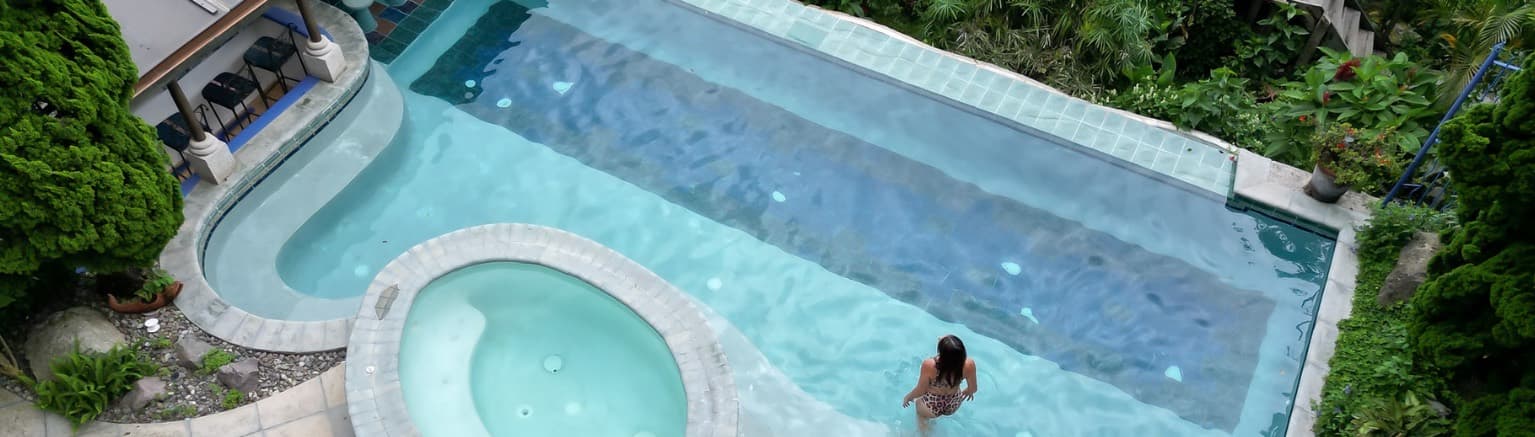 The infinity pool, jacuzzi and common areas 3