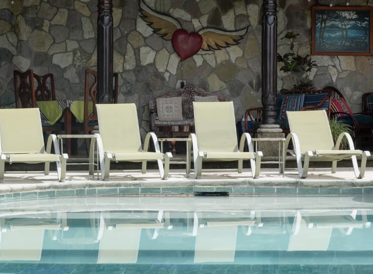 The infinity pool, jacuzzi and common areas 4
